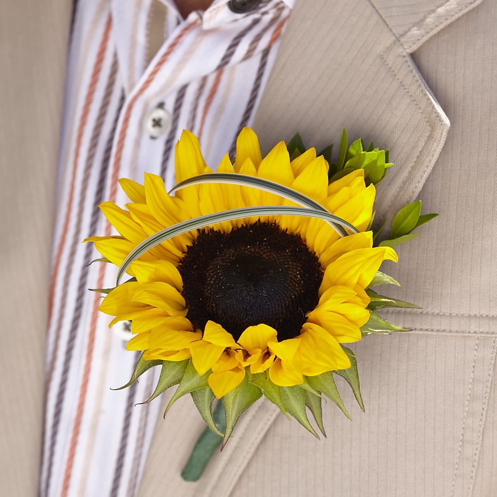 Free Spirit Boutonniere – Monarca Florist, Yonkers NY